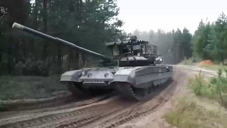 Manévry u hranic NATO. Rusko chce ukázat, že ho vleklá válka neoslabila